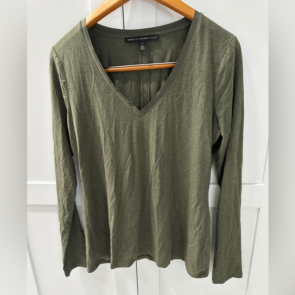 White House black market Hunter Green long sleeve V-neck tee size smalll